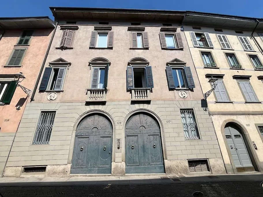 Casa Contessa Nel Cuore Di Un Borgo Antico Bergamo 0*,